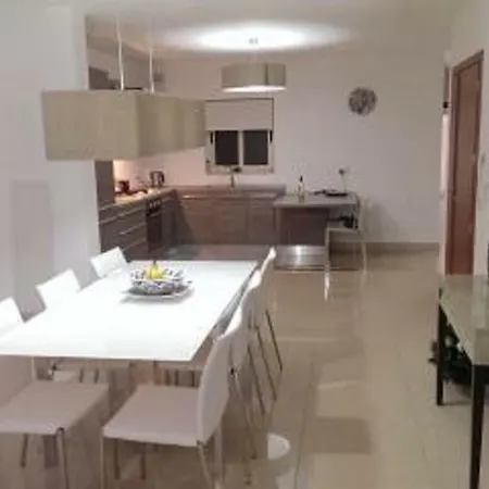 Apartment Luxuries, Central ,sleep 4 *