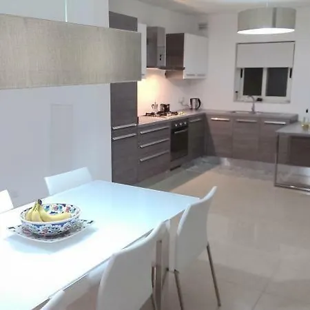 Luxuries, Central ,sleep 4 Appartamento Gzira